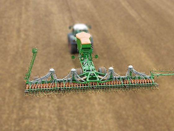 amazone großflächenamscheine hinter traktor auf feld vogelperspektive verschwommen