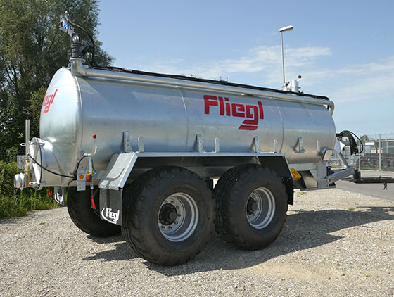 silbernes fliegl gülletechnik fass am straßenrand