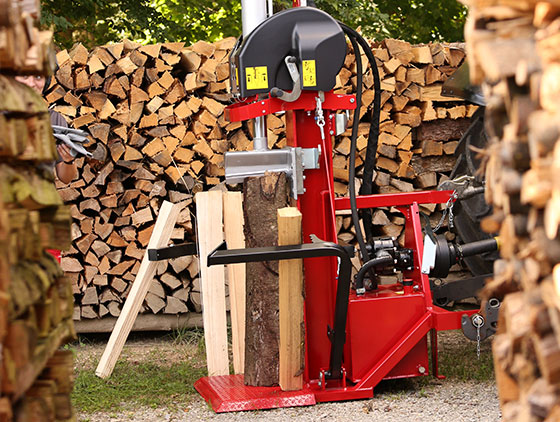 roter unterreiner holzspalter zwischen aufgeschlichtetetm holz