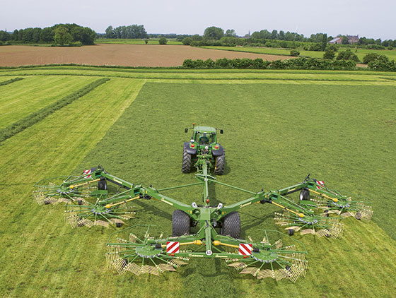 krone kreiselschwader heckansicht aus vogelperspektive auf grünem feld im einsatz