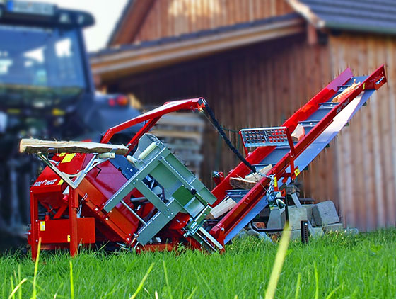 unterreiner kreissäge hinter traktor auf wiese mit scheune im hintergrund