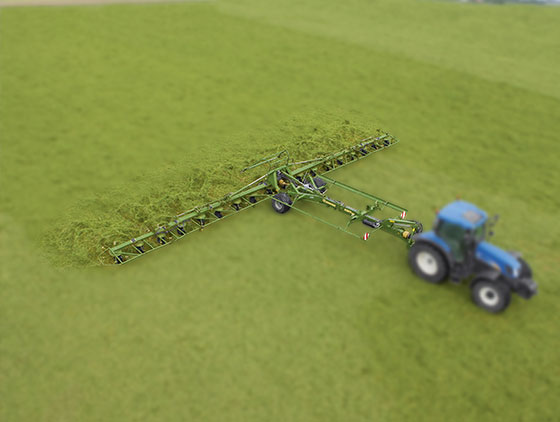 krone kreiszettwender an new holland traktor auf grünem feld im einsatz