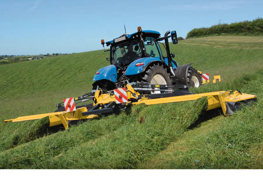 new holland megacutter auf wiese im einsatz