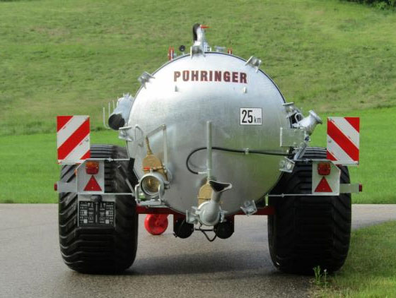 silbernes pühringer vakuumfass auf feldweg vor wiese