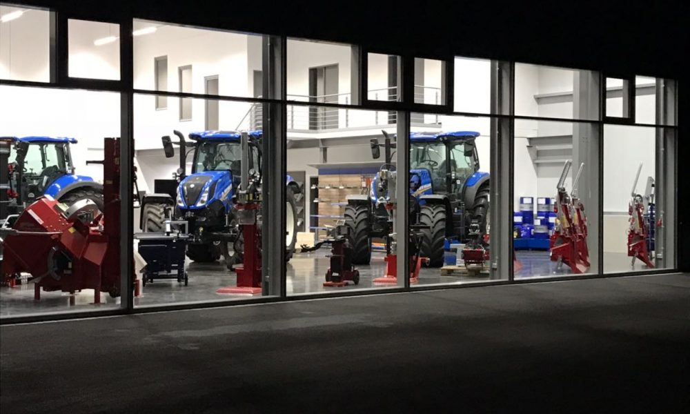 new holland geräte im glz gebäude bei nacht